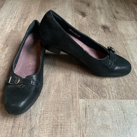 Clarks Artisan Caswell Genoa Black Leather Comfort Slip On flats Size 9.5Wide - Picture 2 of 6